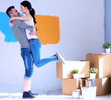 Mutlu genç çift yeni eve taşınıyor.