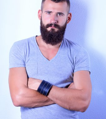 Ayakta, gri arka plan üzerinde izole yakışıklı adam portresi