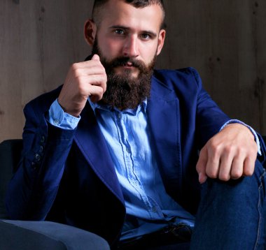 koyu arka plan üzerinde izole sofa ofis lobisinde oturan işadamı