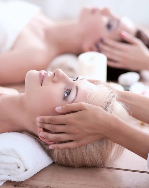 Dos mujeres hermosas jóvenes relajándose y disfrutando en el centro de spa — Foto de Stock