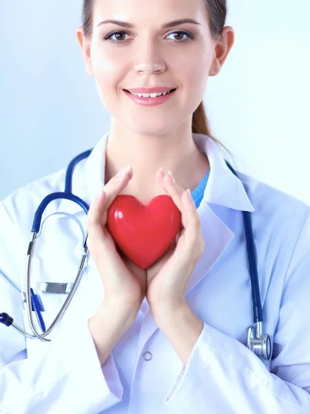 Médica com estetoscópio segurando coração — Fotografia de Stock