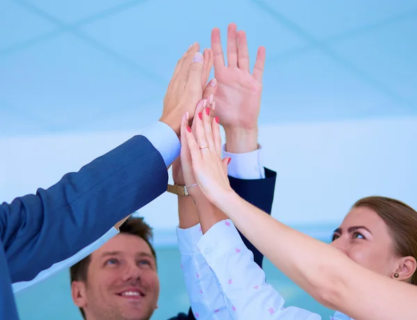 Affärsmän med händerna tillsammans i en cirkel — Stockfoto