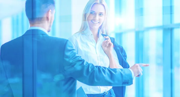 Ler framgångsrik verksamhet team står i office — Stockfoto