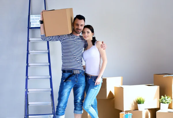 Boldog fiatal pár kicsomagolás vagy csomagolási dobozok és mozgó-ba egy új haza — Stock Fotó