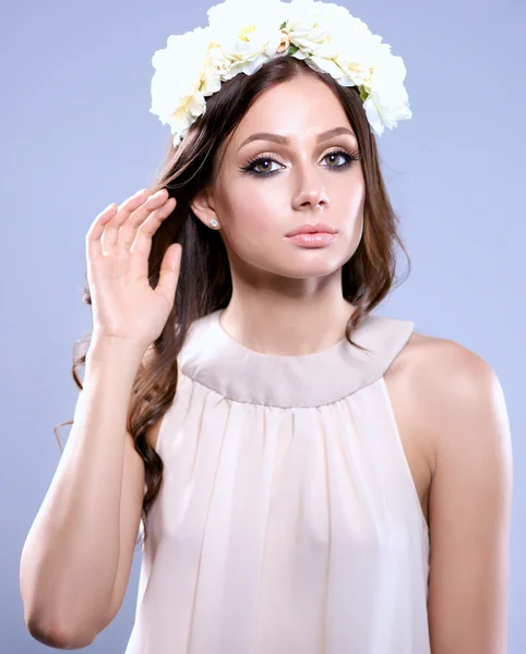 Retrato de una hermosa mujer con flores en el pelo. Moda — Foto de Stock