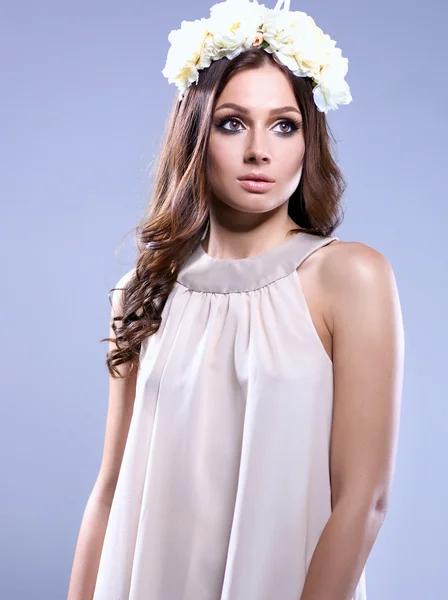 Portrait of a beautiful woman with flowers in her hair. Fashion — Stock Photo, Image