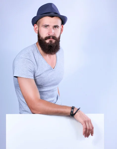 Portret młodego mężczyzny w kapeluszu stojącego blisko pustego, odizolowanego na białym tle — Zdjęcie stockowe