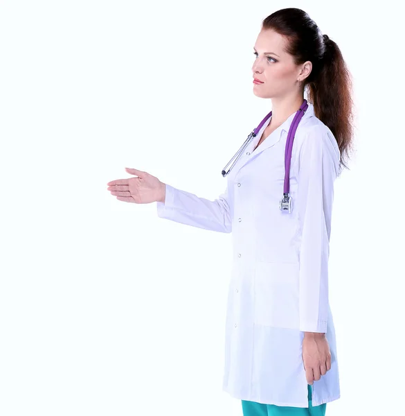 Médica sorridente de uniforme de pé no hospital — Fotografia de Stock