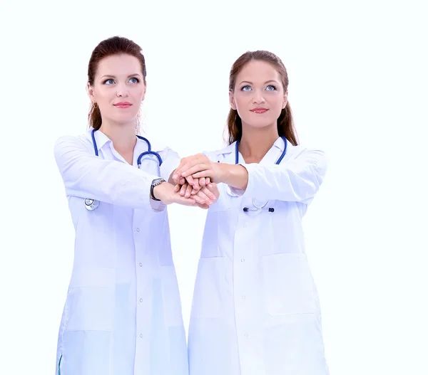 两名年轻的女医生站在医院里 — 图库照片