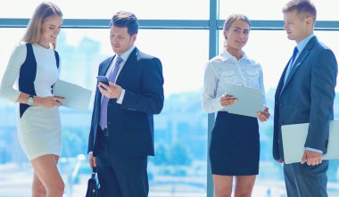 arka planda meslektaşları ile Office genç işadamı portresi