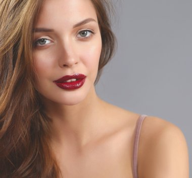 katta oturan güzel yalınayak kadın