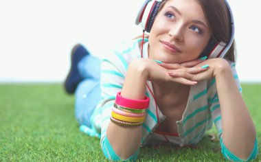 Kadın müzik dinliyor.