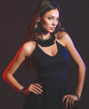 Güzel genç kadın yüzünün yakın portresi..