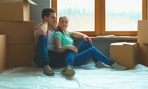 Retrato de pareja joven mudándose en un nuevo hogar —  Fotos de Stock