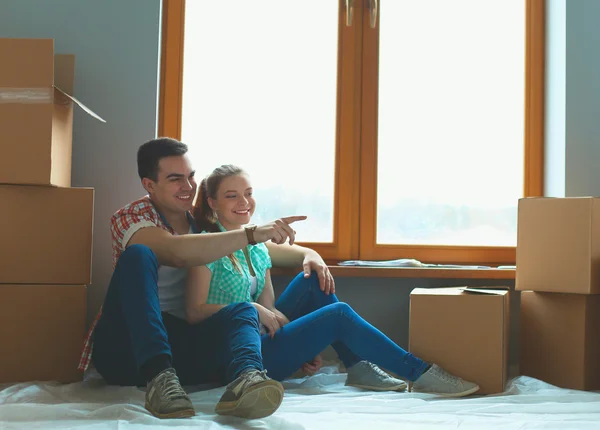 Porträtt av unga par som flyttar in i nytt hem — Stockfoto