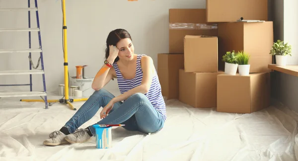 Vrouw in een nieuw huis met kartonnen dozen — Stockfoto
