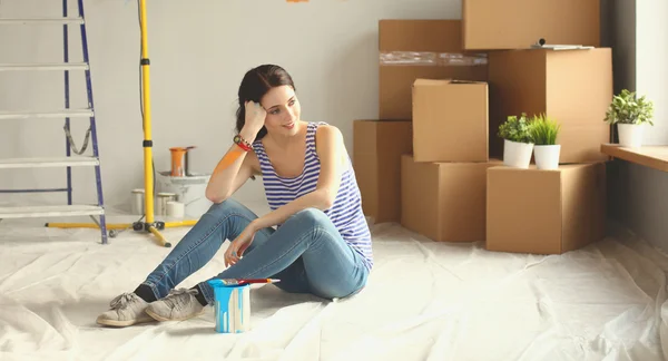 Mujer en un nuevo hogar con cajas de cartón —  Fotos de Stock