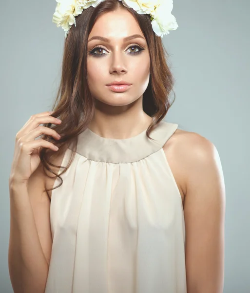 Retrato de uma mulher bonita com flores no cabelo. Moda — Fotografia de Stock