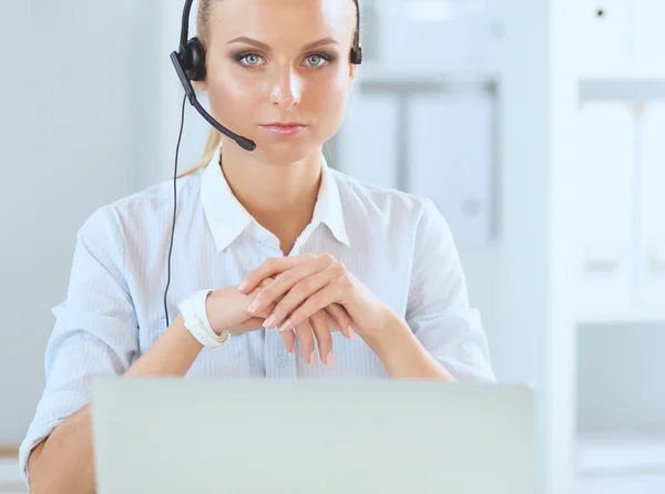 Retrato de primer plano de un agente de servicio al cliente sentado en la oficina — Foto de Stock