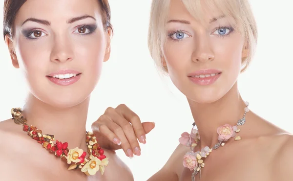 Retrato de dos hermosas mujeres con collar, aisladas sobre fondo blanco —  Fotos de Stock