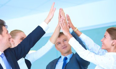 İş adamları kendi elleriyle birlikte bir daire içinde