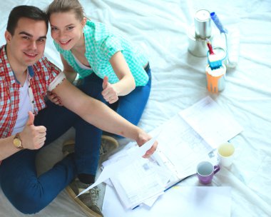 Genç çift katta oturan ve onlar hakkında tasarruf hesaplama