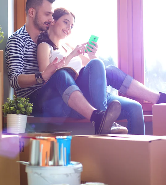 Retrato de pareja joven mudándose en un nuevo hogar — Foto de Stock