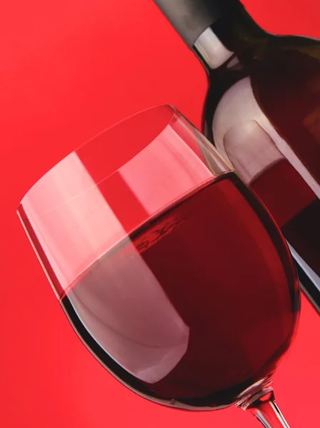 Elegante copa de vino y una botella de vino en fondo negro — Foto de Stock