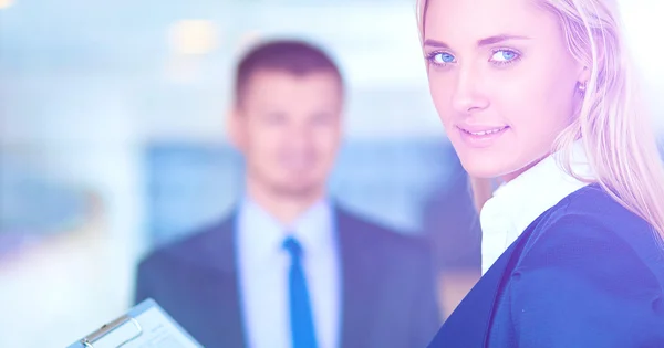 Zakenvrouw permanent in office, documenten in de hand houden — Stockfoto