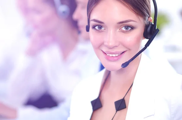 Atractivo Sonriendo jóvenes empresarios positivos y colegas en una oficina de call center — Foto de Stock