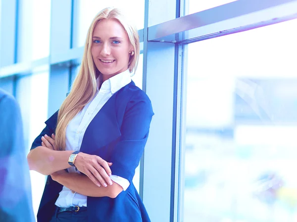 Sonriente equipo de negocios exitoso de pie en la oficina — Foto de Stock