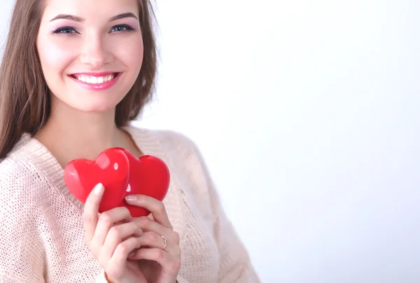 Portrait de belle femme heureuse tenant un cœur symbole . — Photo