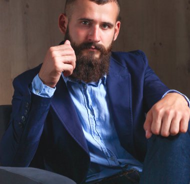 koyu arka plan üzerinde izole sofa ofis lobisinde oturan işadamı