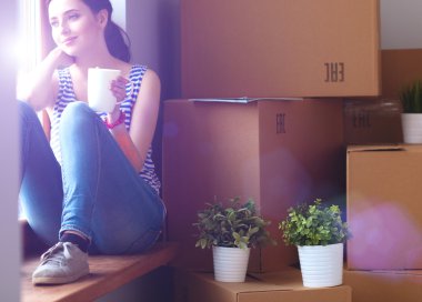 Pencere yeni evde oturan kız