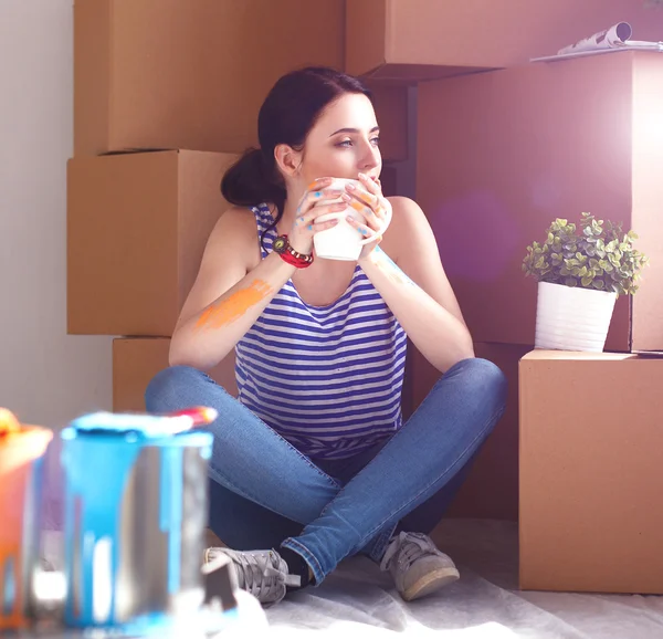 Vrouw in een nieuw huis met kartonnen dozen — Stockfoto