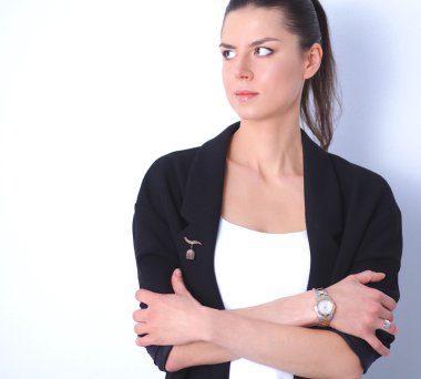 ayakta, gri arka plan üzerinde izole genç kadın