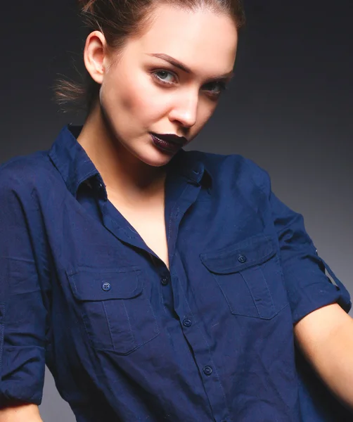 Porträt der schönen jungen Frau Gesicht. isoliert auf schwarzem Hintergrund — Stockfoto