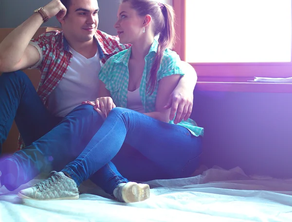 Porträt eines jungen Paares beim Einzug in ein neues Zuhause — Stockfoto