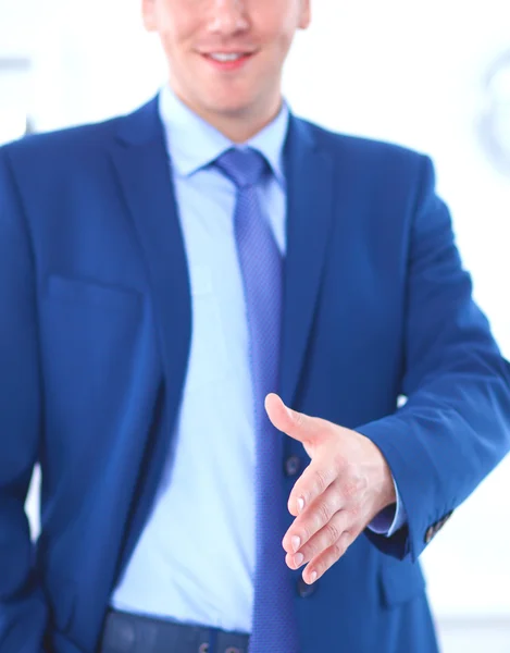 Geschäfts- und Bürokonzept - gutaussehender Geschäftsmann mit offener Hand zum Händedruck bereit — Stockfoto