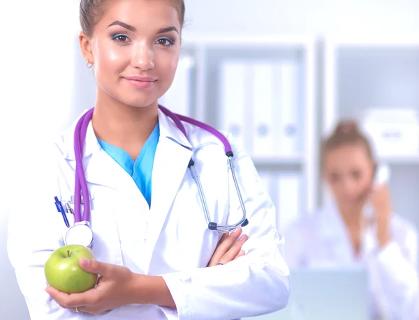 Ärztin hält einen grünen Apfel in der Hand — Stockfoto