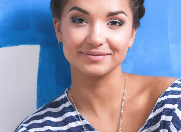 Happy beautiful young woman doing wall painting — Stock Photo, Image