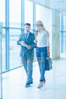 bir iş merkezi koridorda yürürken iş adamları