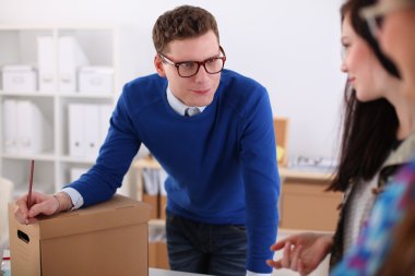 Yeni bir proje üzerinde çalışan genç iş adamları