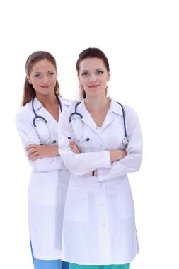 İki genç kadın doktor, hastanede tek başına duruyor.