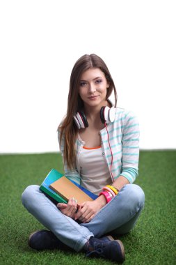 kadının okuma kitabı yeşil çimenlerin üzerinde oturur