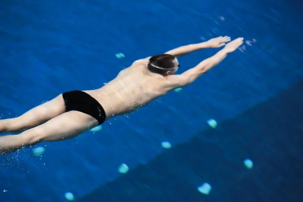 Nuotatore maschile in piscina. Foto subacquea — Foto Stock