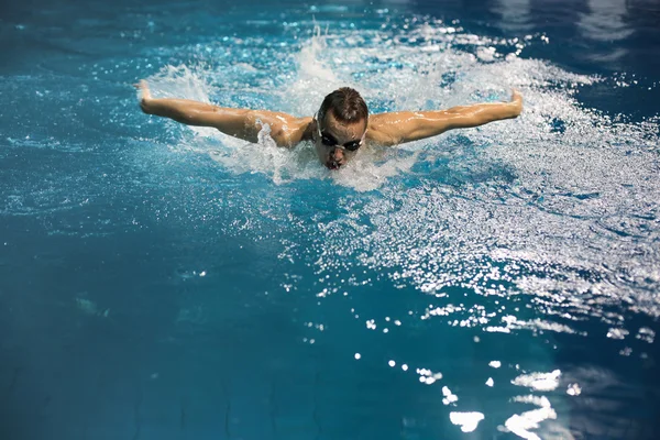 Мужчина плавает в бассейне. Подводное фото — стоковое фото
