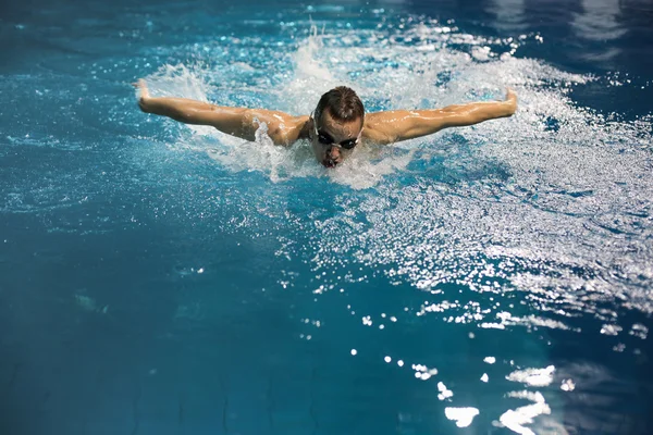 Male swimmer at the swimming pool. Underwater photo — Stock Photo, Image