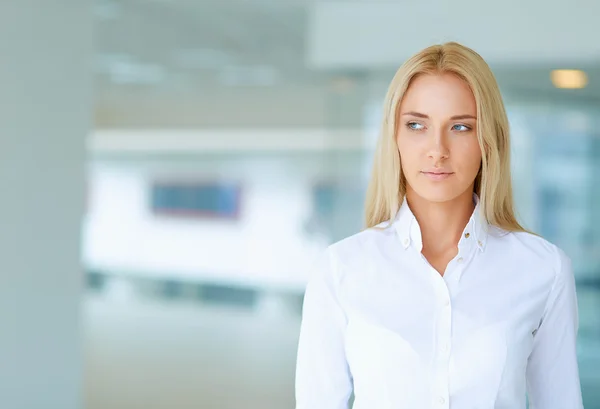 Ung affärskvinna står i businesscenter — Stockfoto