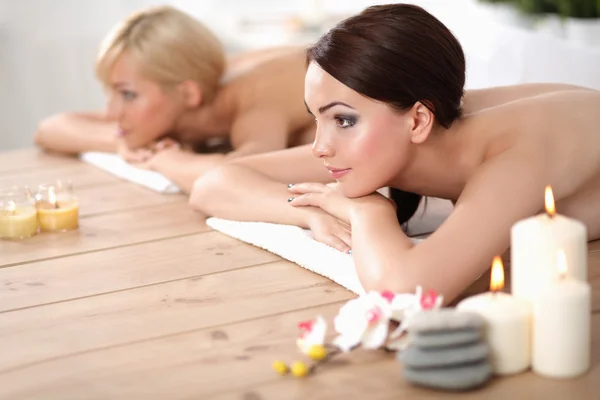两个年轻漂亮的女性放松和享受在水疗 % — 图库照片
